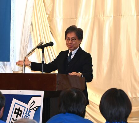 応援演説する安住氏=28日午後、宇都宮市内