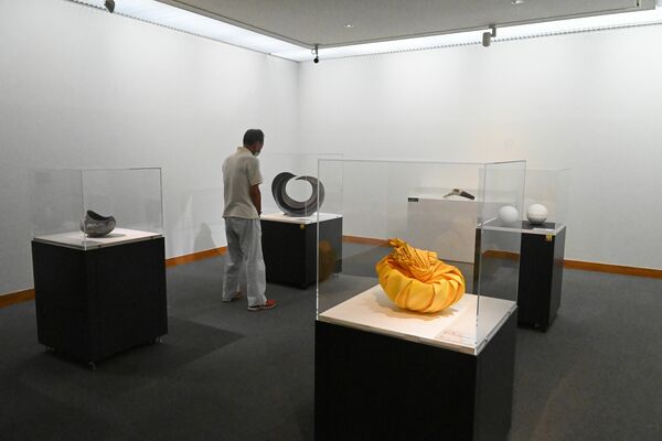 収蔵企画展「現代陶芸の『すがた』と『はだ』」の展示室