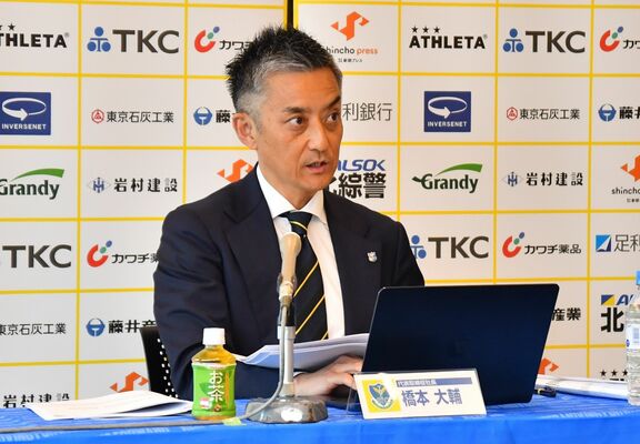 株主総会後に記者会見し、2025年度決算について説明する橋本社長＝カンセキスタジアムとちぎ