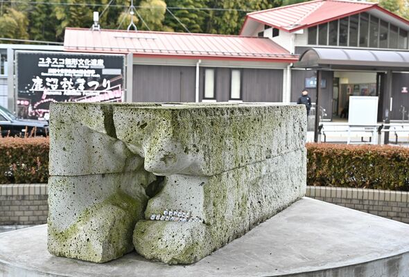 ＪＲ鹿沼駅前に設置されたシウマイ像