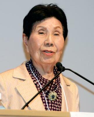 関西大で講演する袴田巌さんの姉ひで子さん=15日午後、大阪府吹田市