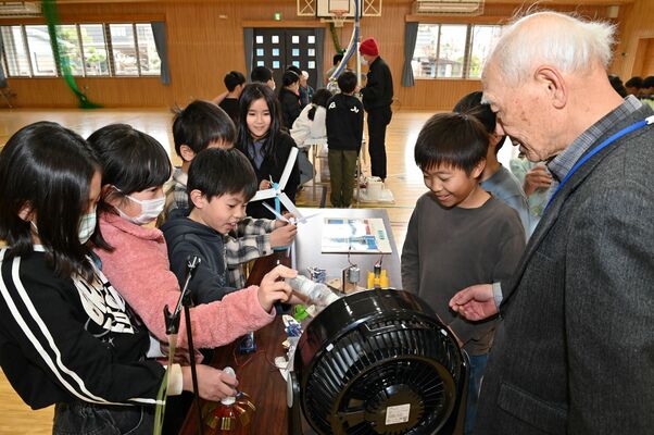 風力発電の実験をする児童