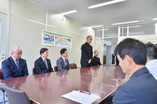 センバツでの戦いを報告した石橋の瀬端校長（左）ら＝県庁南別館