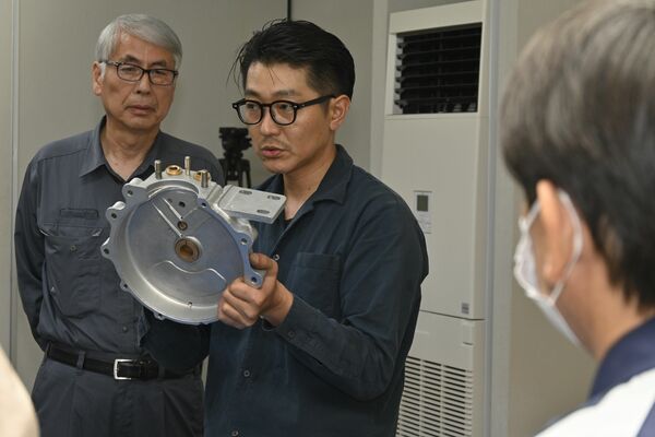 各部品の消耗状況を説明する澤村さん