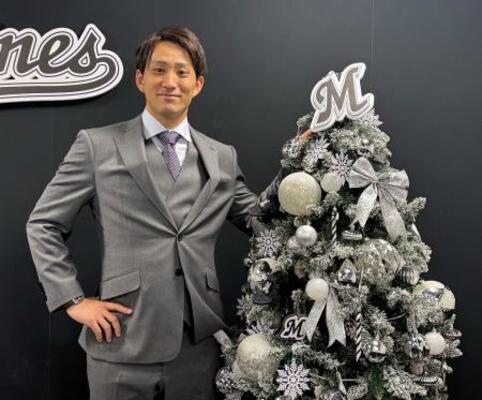 　契約更改交渉後、写真撮影に応じポーズをとるロッテの小島＝１７日、ＺＯＺＯマリンスタジアム