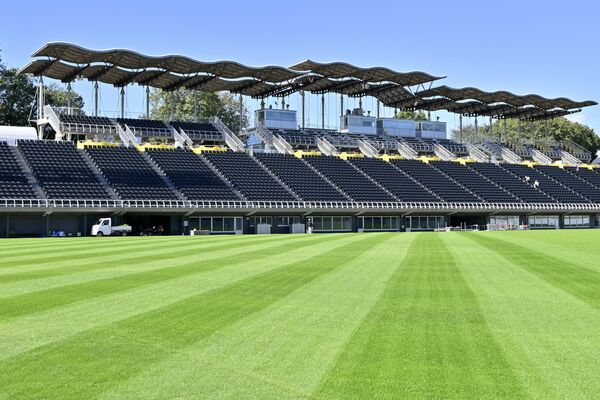 改修中の栃木県グリーンスタジアム=10月28日