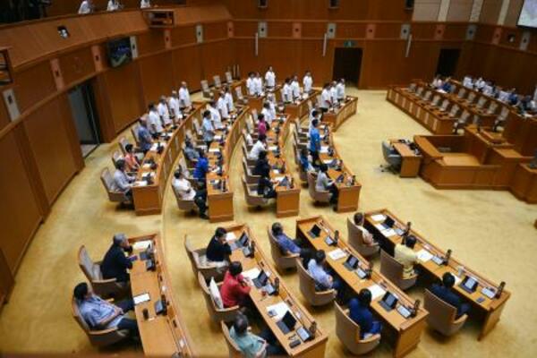玉城デニー知事への問責決議を可決した沖縄県議会=13日午後