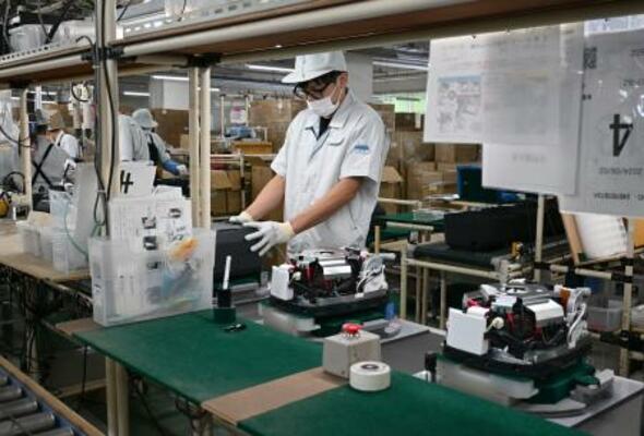 　高級炊飯器「炎舞炊き」シリーズが組み立てられる象印マホービン大阪工場＝２４日、大阪府大東市