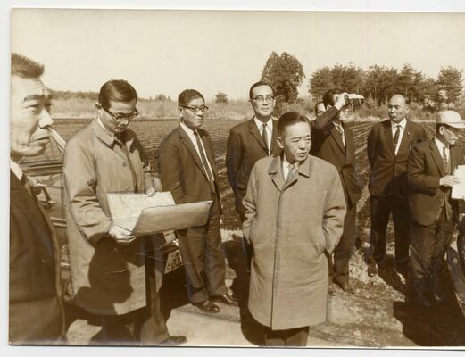 １９６７年３月、高根沢町の御料牧場予定地を視察する関係者らと案内役の赤羽高根沢町長（左端）