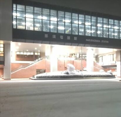 ＪＲ那須塩原駅前に降り積もった雪＝７日午後８時30分
