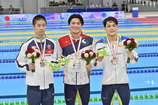 男子２００メートル個人メドレーで優勝し、表彰式で笑顔を見せる松下（中央）＝東京アクアティクスセンター、広瀬華撮影