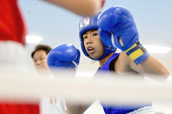 男子46キロ級　木村（岩手・東松園）－小川（陽南）決勝　第２ラウンド、小川が相手をコーナーに追い詰めてラッシュ＝アダストリアみとアリーナボクシング場