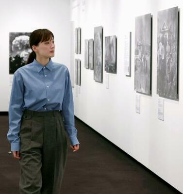 　「被爆８０年企画展　ヒロシマ１９４５」を見学する綾瀬はるか＝８日、東京都目黒区の東京都写真美術館