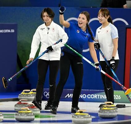 　日本―イタリア　第１０エンド、相手の最終ショットが決まり、肩を落とす吉村（左）と小林（右）＝コルティナダンペッツォ（共同）