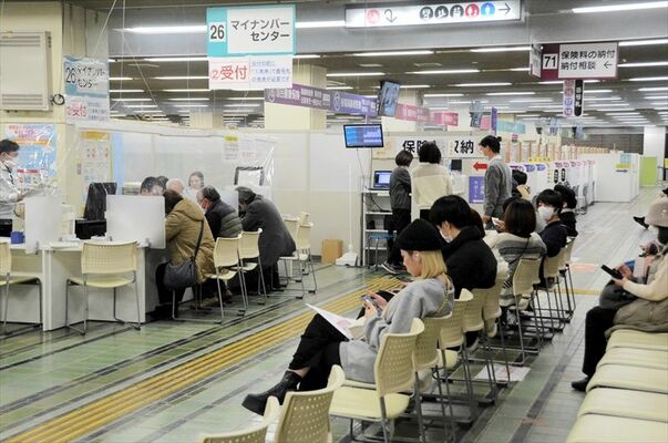 熊本市中央区役所のマイナンバーセンター。マイナカードの申請や更新の手続きを受け付けている＝1月9日、熊本市中央区