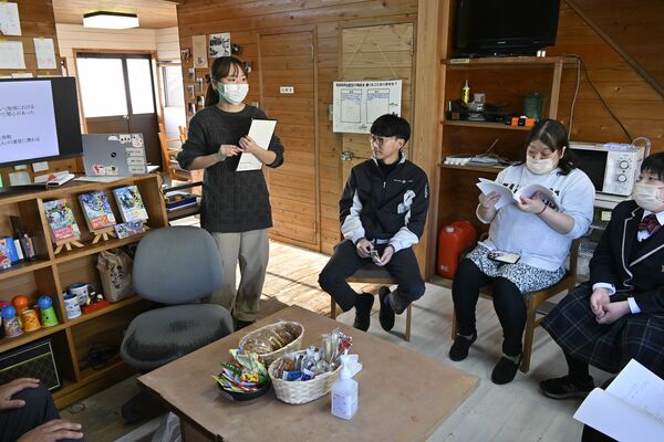 高校生らとの意見交換を行った四ツ谷さん(左)