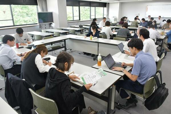 不登校対策の連携強化に向け、地区ごとに相互理解を図る参加者ら＝７日午前、県総合教育センター
