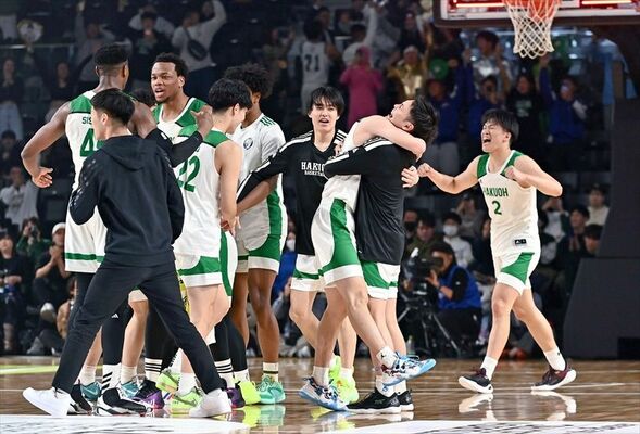 ２年ぶりの優勝を果たし、喜び合う白鴎大の選手たち＝17日午後４時55分、群馬県太田市のオープンハウスアリーナ太田