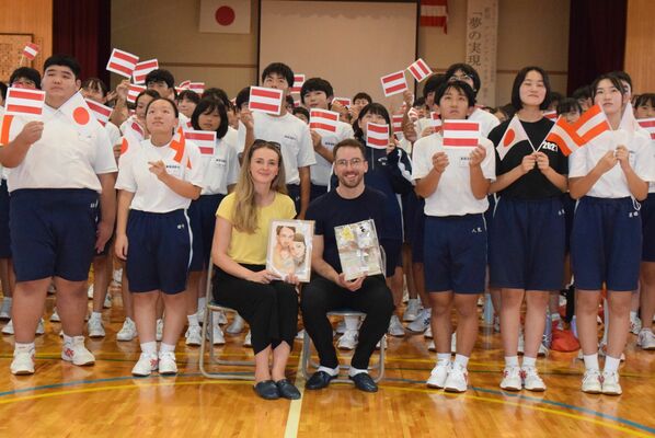 記念撮影するオネア選手（中央右）と生徒