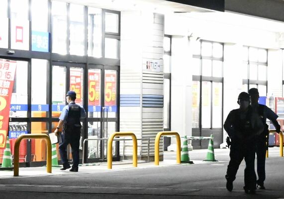 客が従業員を刃物で切り付けたとされる店舗＝10日午後9時15分、宇都宮市上戸祭２丁目