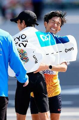 　レースを終え、健闘をたたえ合う男子で１２位の大迫傑（左）と１３位の鈴木健吾＝東京都千代田区