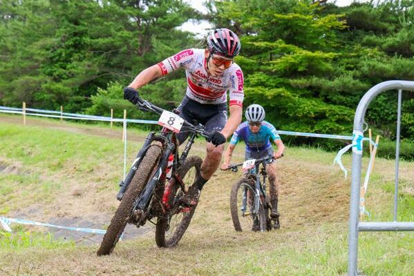 力走するブリッツェンの沢田=福島県田村市桧山高原特設コース