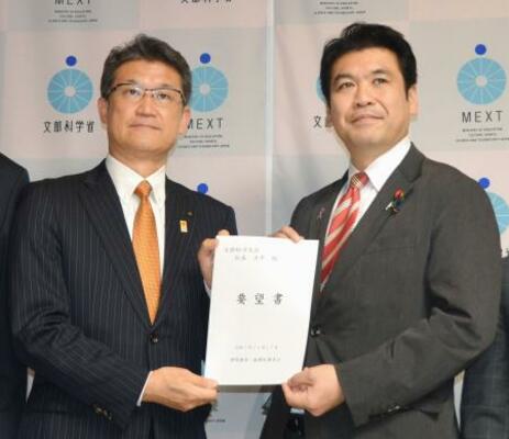 松本文科相(右)に要望書を手渡す宮崎県の河野俊嗣知事=17日午後、文科省