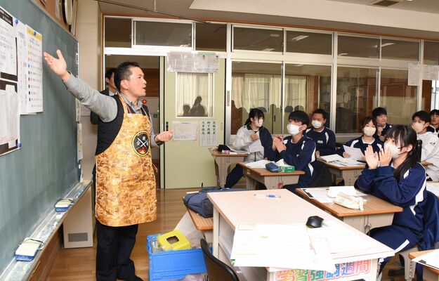 都賀中の生徒へ手紙の書き方を伝える漆原さん