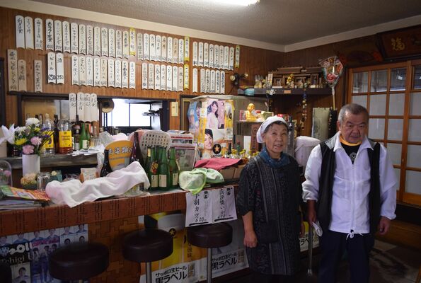 店を営む小池さん（右）と妻の代子さん
