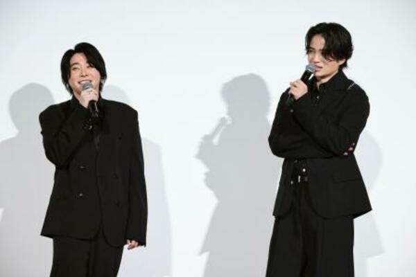 　舞台あいさつに登場した大森元貴（左）と菊池風磨＝東京都千代田区