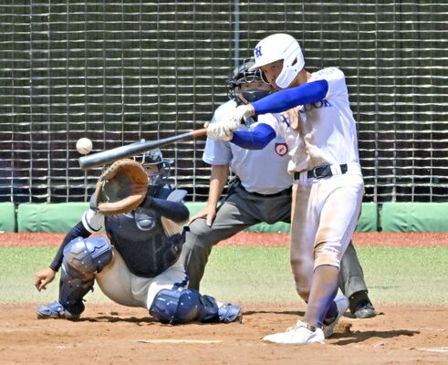 ８回、白鴎足利の小野寺が勝ち越しの右前適時打を放つ＝清原