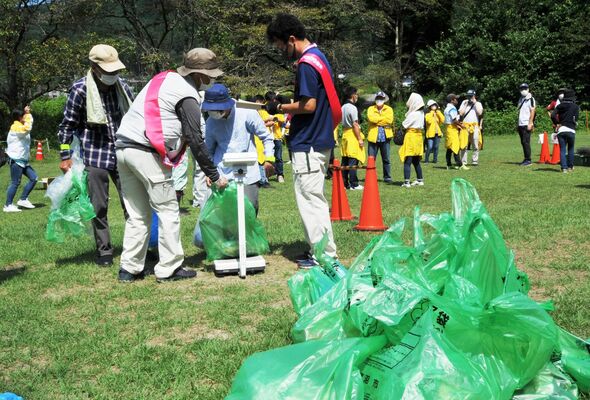 拾ったごみを計量する参加者ら