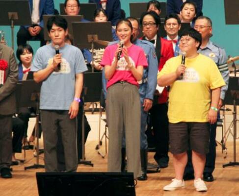 　警視庁の交通イベントに参加したタレントのゆうちゃみさん（中央）ら＝５日午後、東京都板橋区