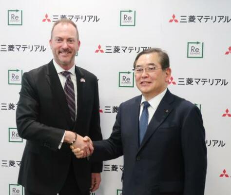 記者会見で握手する三菱マテリアルの田中徹也社長(右)とリエレメントのカーク・テイラーCFO=31日午後、東京都千代田区