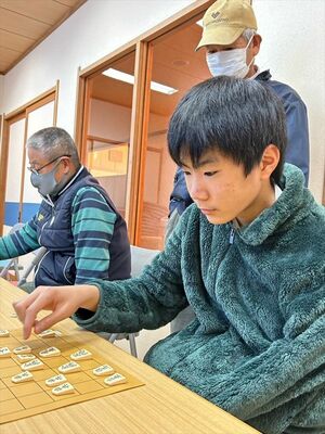 盤面に集中して将棋を指す斎藤さん（右）