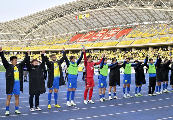 Ｊ３で初の開幕戦白星を飾り、サポーターの前で喜ぶ栃木ＳＣの選手＝16日午後、宇都宮市西川田４丁目、杉浦崇仁撮影