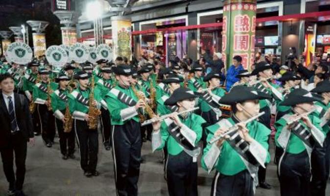 　マーチングを披露する東京農業大学第二高の生徒＝１８日、台北市（共同）