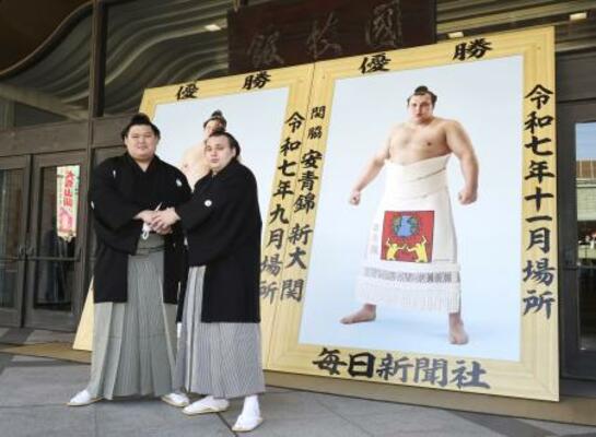 優勝額贈呈式で写真に納まる大の里(左)と安青錦=10日、東京・両国国技館