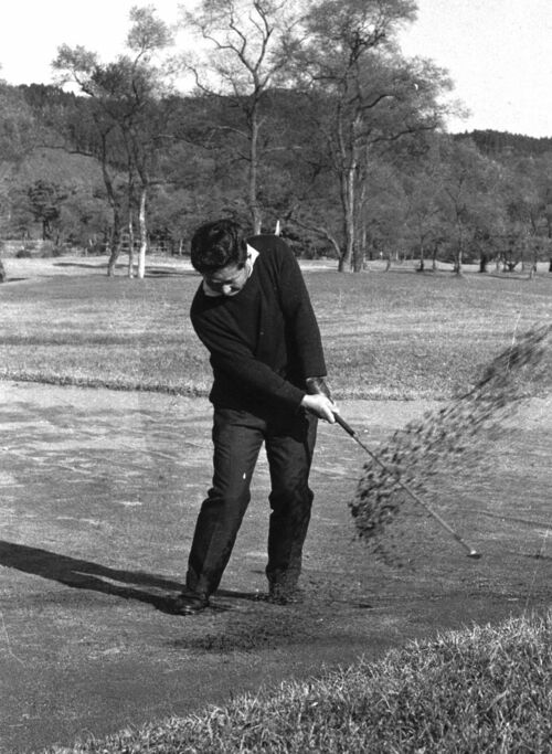 第3回大会優勝の中村彰志のバンカーショット=1968年、日光CC