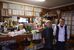 店を営む小池さん（右）と妻の代子さん
