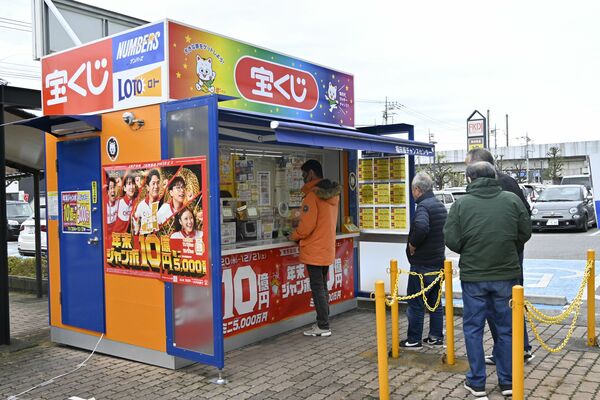 販売初日に年末ジャンボ宝くじを購入しようと売り場に並ぶ人たち＝２０２４年11月下旬、宇都宮市