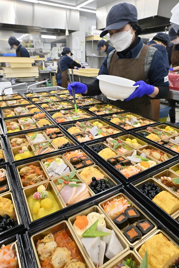 重箱に詰められたおせち料理＝29日午後１時15分、宇都宮市西川田町