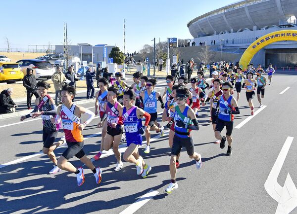 カンセキスタジアムとちぎを一斉にスタートする１区の選手たち＝26日午前10時、宇都宮市西川田２丁目、杉浦崇仁撮影