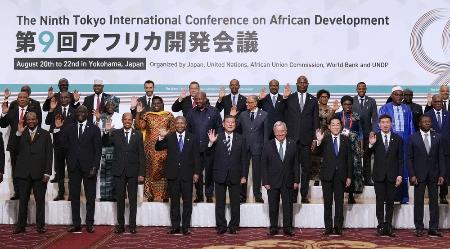 第９回「アフリカ開発会議（ＴＩＣＡＤ）」の開幕を前に、各国首脳らと写真に納まる石破首相（前列中央）＝８月２０日、横浜市