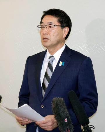 　取材に応じる新潟市の中原八一市長＝２６日午後、新潟市役所