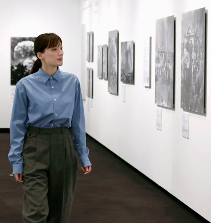 「被爆80年企画展 ヒロシマ1945」を見学する綾瀬はるか=8日、東京都目黒区の東京都写真美術館