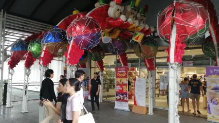 　マニラ首都圏マカティ市のショッピングモール入り口に飾られたクリスマスのイルミネーション＝１０月２５日