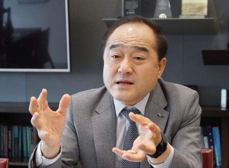 　インタビューに応じる韓国経済研究院の丁☆（サンズイに撤のツクリ）院長（共同）