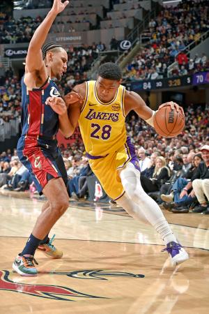 　キャバリアーズ戦で突破を図るレーカーズの八村（右）＝クリーブランド（ＮＢＡＥ・ゲッティ＝共同）