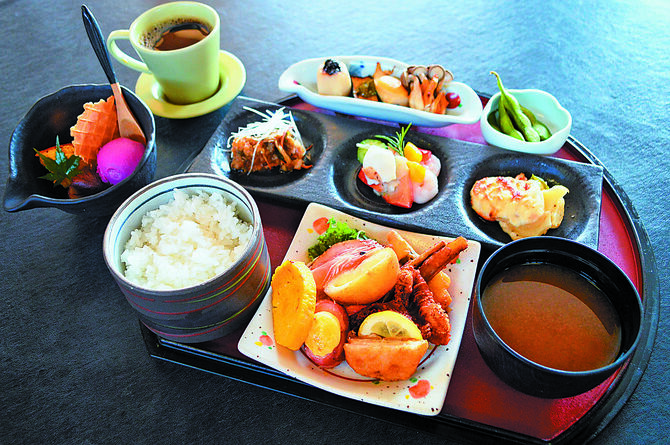 人気の「いろどり和食ランチ」。写真左端は自家製のデザート（ブドウのジェラート、カボチャプリンなど４５０円）